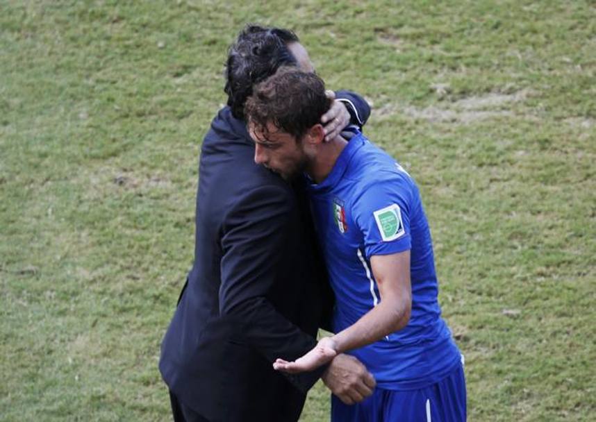 L&#39;abbraccio tra Prandelli e Marchisio, dopo l&#39;espusione. Reuters